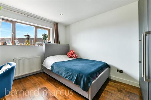 undefined, Sparrow Farm Drive, FELTHAM