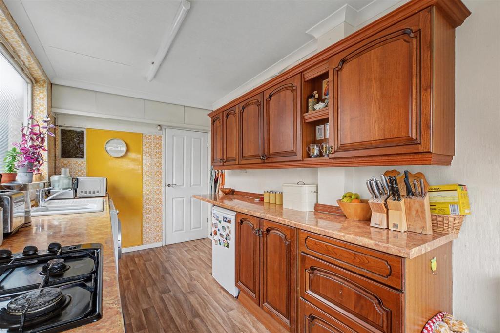 Kitchen 2.jpeg