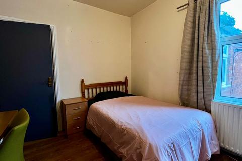 1 bedroom in a house share to rent, Raddlebarn Road, Birmingham B29