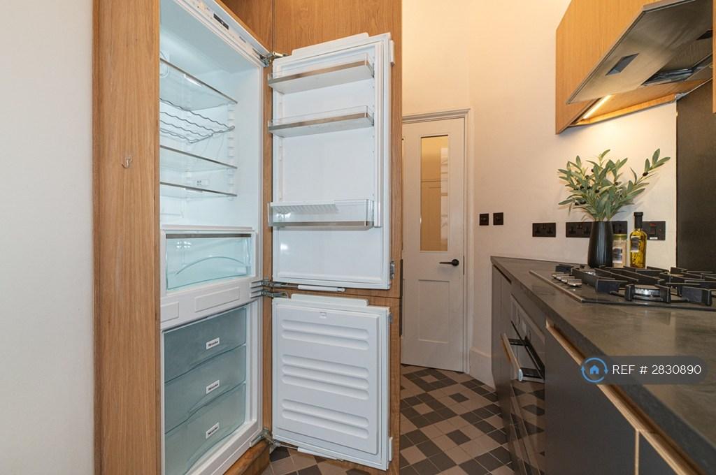 Integrated Fridge/Freezer