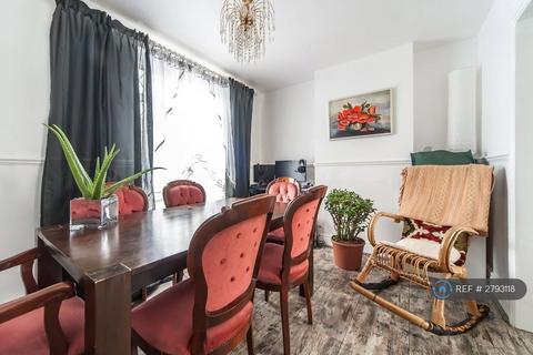 3 bedroom terraced house to rent, Castlecombe Road, London, SE9