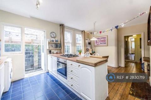 3 bedroom flat to rent, Trouville Road, London, SW4