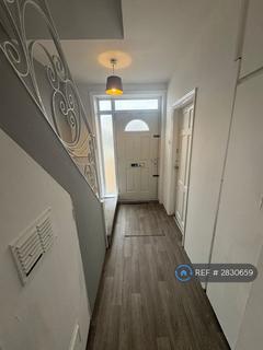 3 bedroom semi-detached house to rent, Bradford Road, Pudsey, LS28