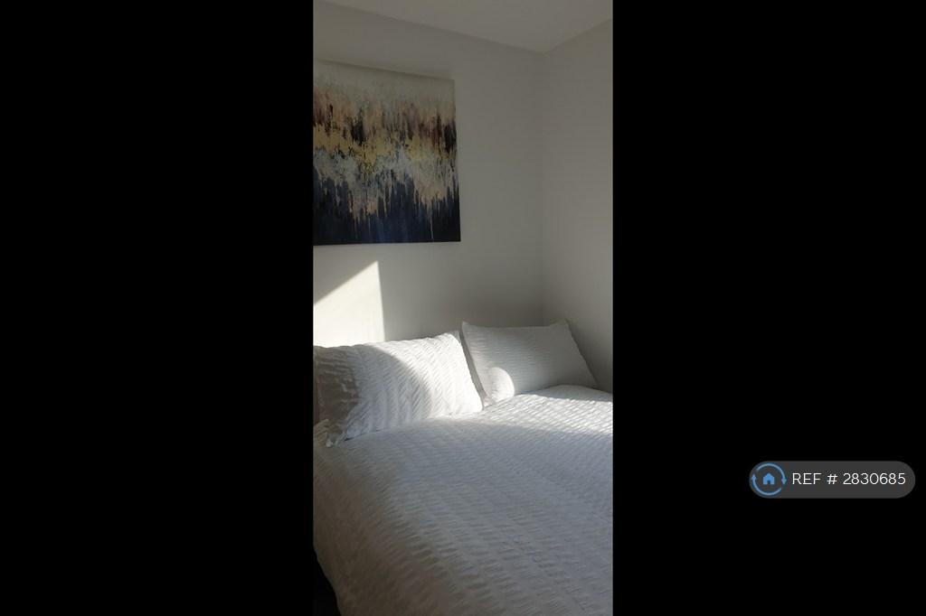 King Size Bedroom (Natural Light)