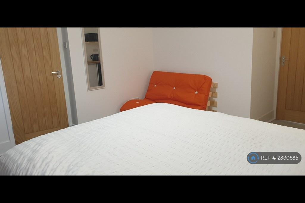 Double Bedroom (Bright &amp; Modern)