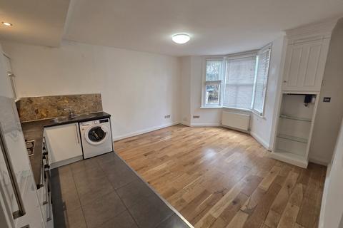 2 bedroom flat to rent, Flat A 25 Whiteley Road, London SE19