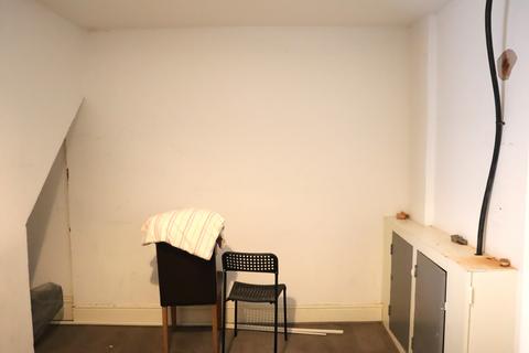 4 bedroom flat to rent, Rosebery Street, Leicester LE5