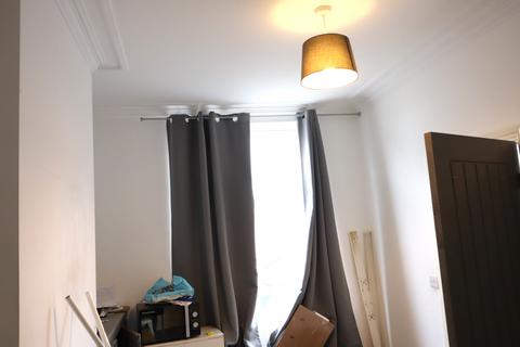 4 bedroom flat to rent, Rosebery Street, Leicester LE5