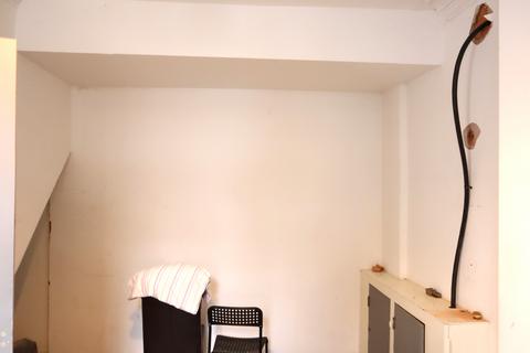 4 bedroom flat to rent, Rosebery Street, Leicester LE5