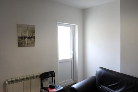 4 bedroom flat to rent, Rosebery Street, Leicester LE5