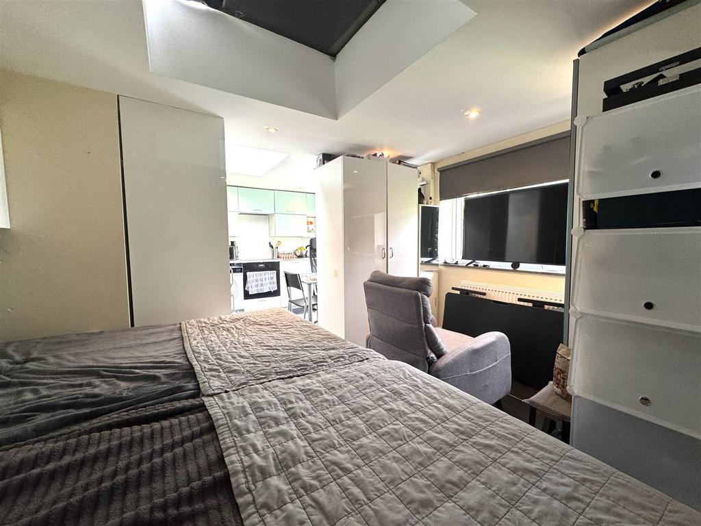 Bedroom 2.JPG