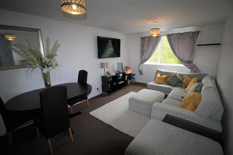 3 bedroom flat to rent, Furze Lane, Redditch