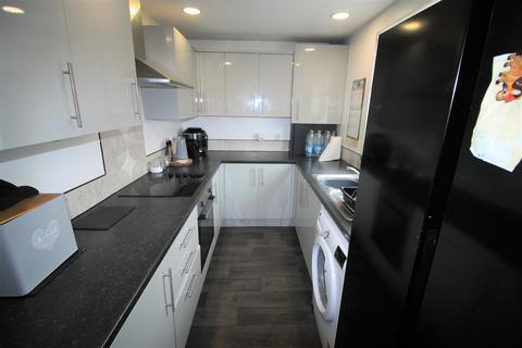 3 bedroom flat to rent, Furze Lane, Redditch