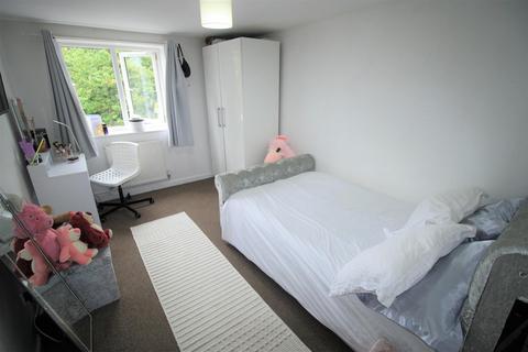 3 bedroom flat to rent, Furze Lane, Redditch