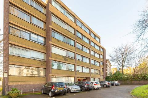 Studio to rent, Haverstock Hill, Belsize Park, London, NW3
