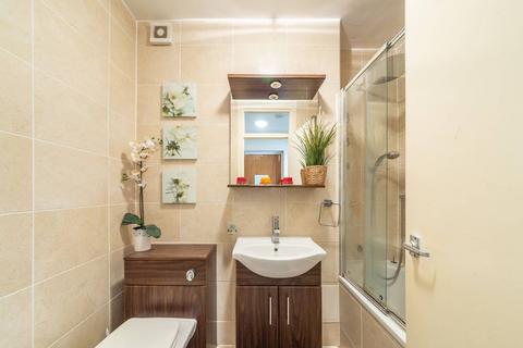 Studio to rent, Haverstock Hill, Belsize Park, London, NW3