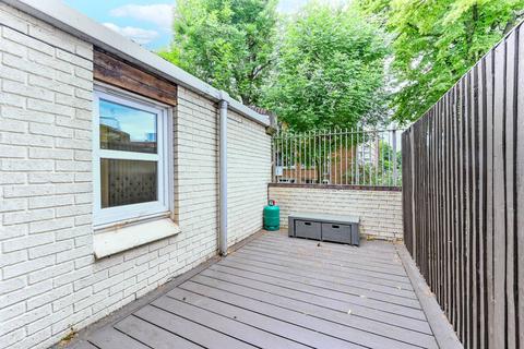 1 bedroom flat for sale, Lockhart Close, Islington, London, N7