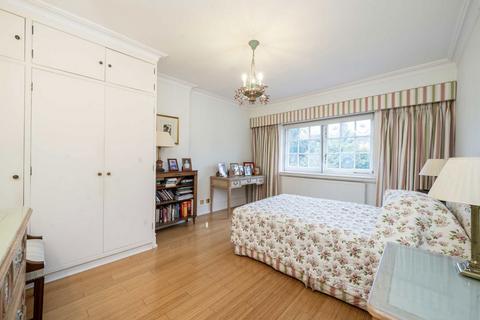 undefined, Queen Annes Gardens, London W4