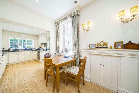 undefined, Queen Annes Gardens, London W4