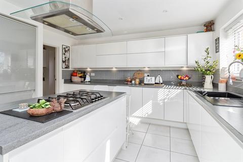 5 bedroom detached house for sale, Sandpiper Drive, Stafford
