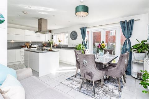 5 bedroom detached house for sale, Sandpiper Drive, Stafford