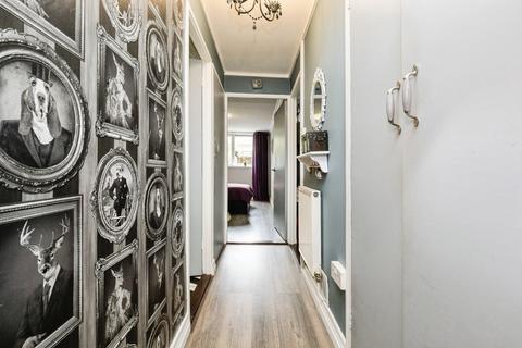 1 bedroom flat for sale, Tiptree Crescent, Clayhall, Essex, IG5