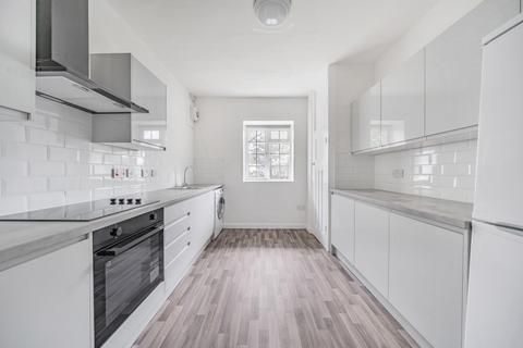 2 bedroom flat to rent, Church Street, Walton-on-thames, KT12