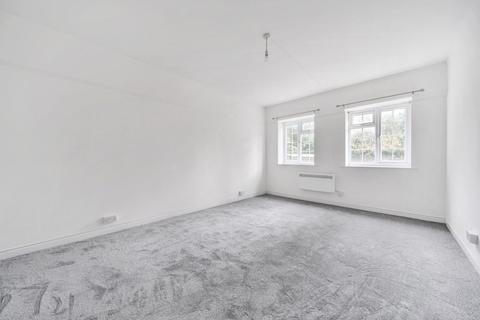 2 bedroom flat to rent, Church Street, Walton-on-thames, KT12
