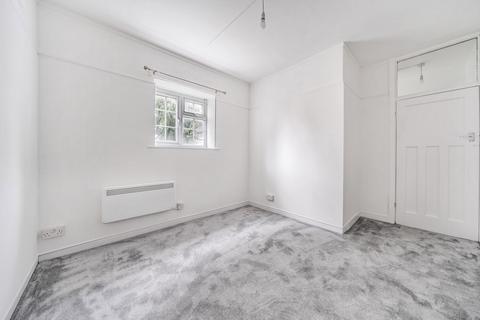 2 bedroom flat to rent, Church Street, Walton-on-thames, KT12
