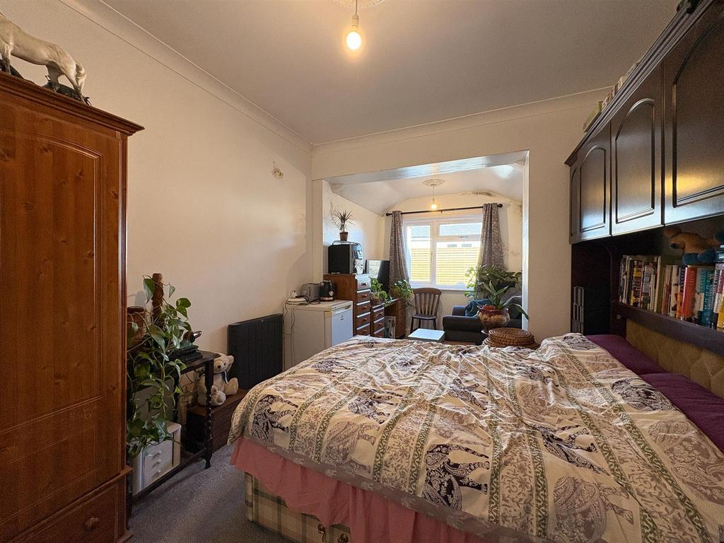 Bedrooom1-1.jpg