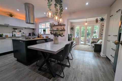 4 bedroom terraced house for sale, Collingsway, Darlington