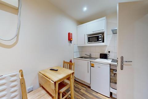 Studio to rent, Chichele Road