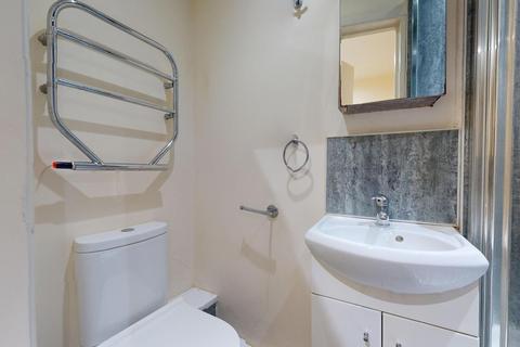 Studio to rent, Chichele Road