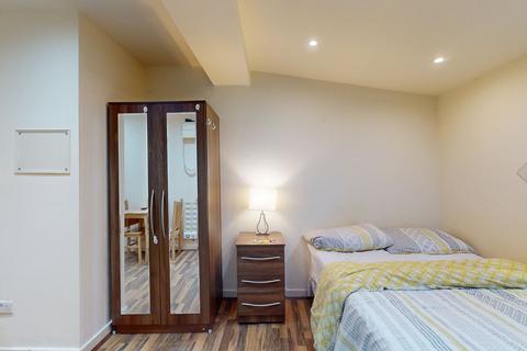 Studio to rent, Chichele Road