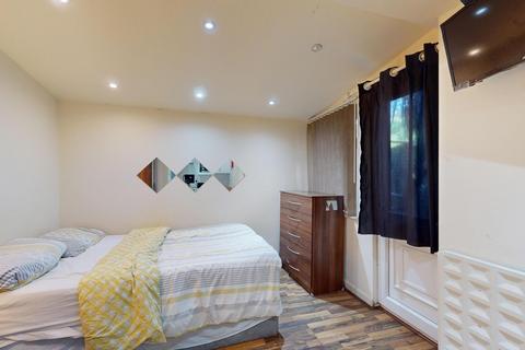 Studio to rent, Chichele Road