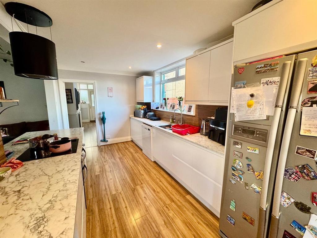 Kitchen 2.jpg