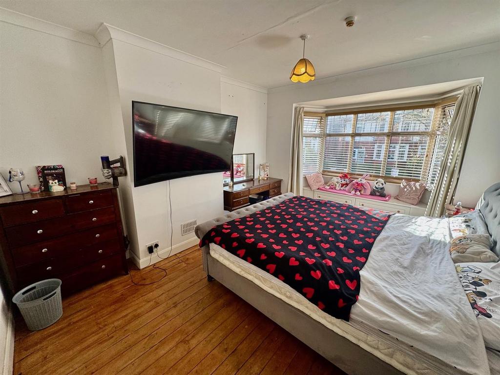 Bedroom 1.jpg