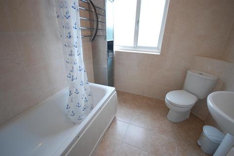 2 bedroom flat to rent, Ruislip Court, Ruislip HA4