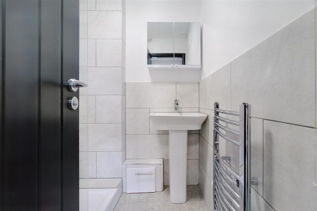 6 Bathroom.jpg