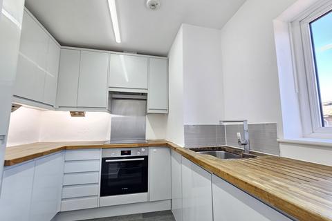 2 bedroom flat to rent, St. Aubyns Road, London SE19