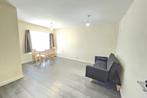 2 bedroom flat to rent, St. Aubyns Road, London SE19