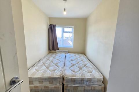 2 bedroom flat to rent, St. Aubyns Road, London SE19