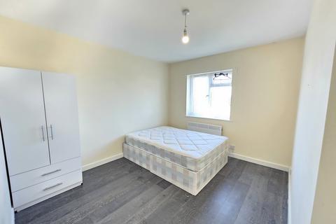 2 bedroom flat to rent, St. Aubyns Road, London SE19