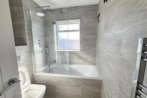 2 bedroom flat to rent, St. Aubyns Road, London SE19