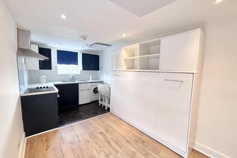 Studio to rent, Kilburn Lane, London, W10