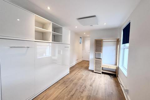 Studio to rent, Kilburn Lane, London, W10