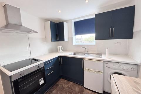 Studio to rent, Kilburn Lane, London, W10