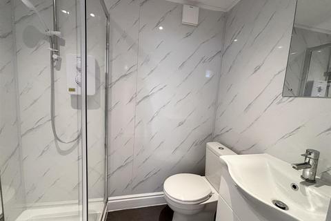 Studio to rent, Kilburn Lane, London, W10