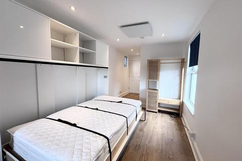 Studio to rent, Kilburn Lane, London, W10