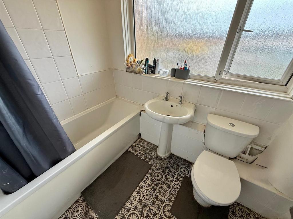 LC48 Bathroom.jpg